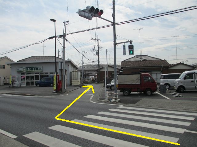 洗い屋本舗と横断歩道の写真　