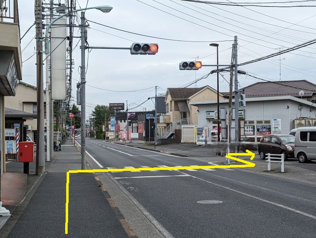 信号機と横断歩道の写真