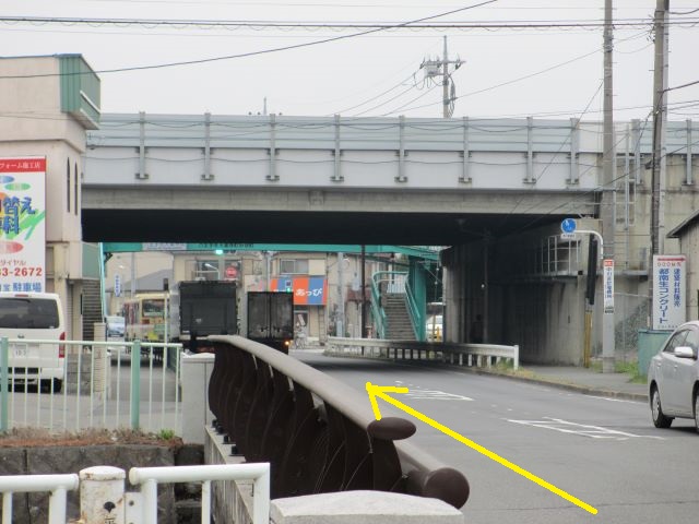 中央自動車道の高架下の写真