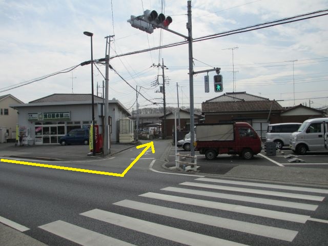 洗い屋本舗と横断歩道の写真　